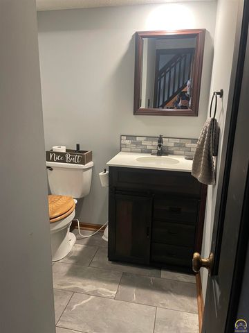 3800 SW Nottingham RD, Topeka, KS 66610