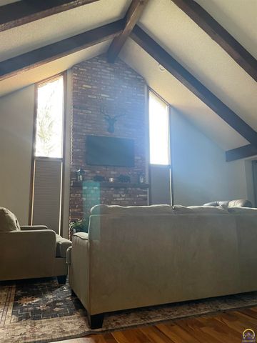 3800 SW Nottingham RD, Topeka, KS 66610