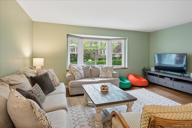 1 Allen Place, Bronxville, NY 10708