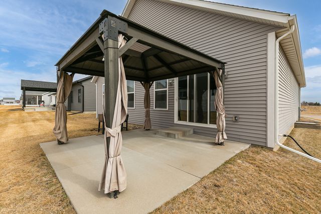 5320 Addyson Drive, Bettendorf, IA 52722