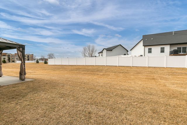 5320 Addyson Drive, Bettendorf, IA 52722