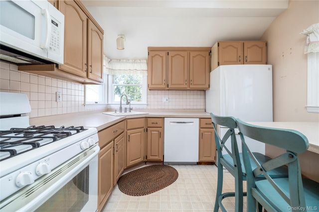 65 Jarvis Place, Lynbrook, NY 11563