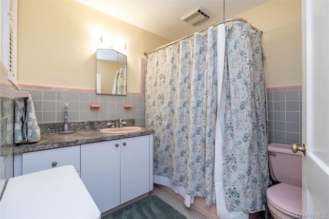 65 Jarvis Place, Lynbrook, NY 11563