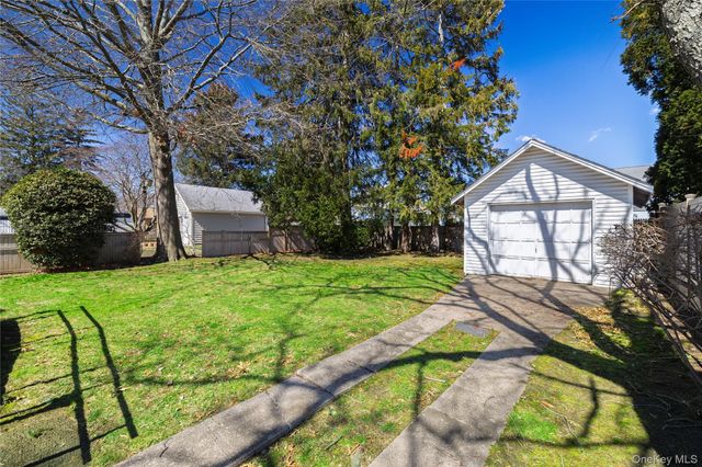 65 Jarvis Place, Lynbrook, NY 11563