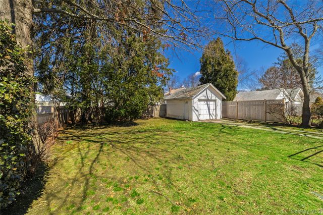 65 Jarvis Place, Lynbrook, NY 11563