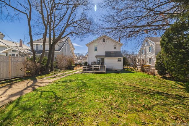 65 Jarvis Place, Lynbrook, NY 11563