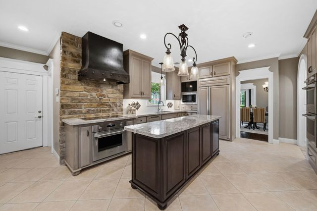 2118 Forest Garden Drive, Kingwood, TX 77345