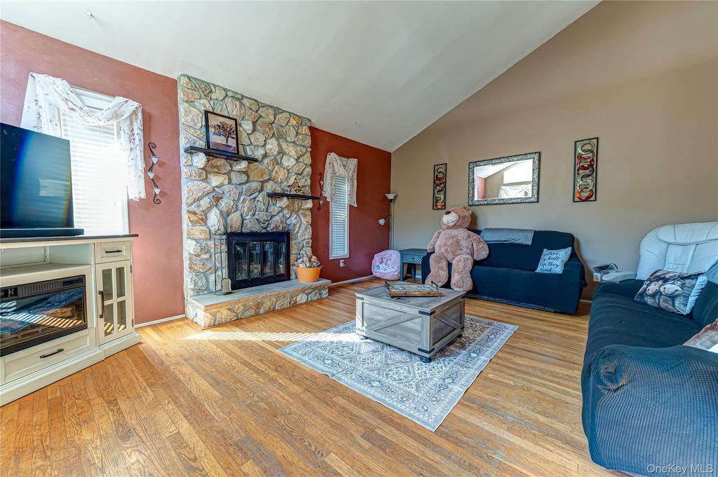 8 Forest Avenue, Medford, NY 11763 — photo 3
