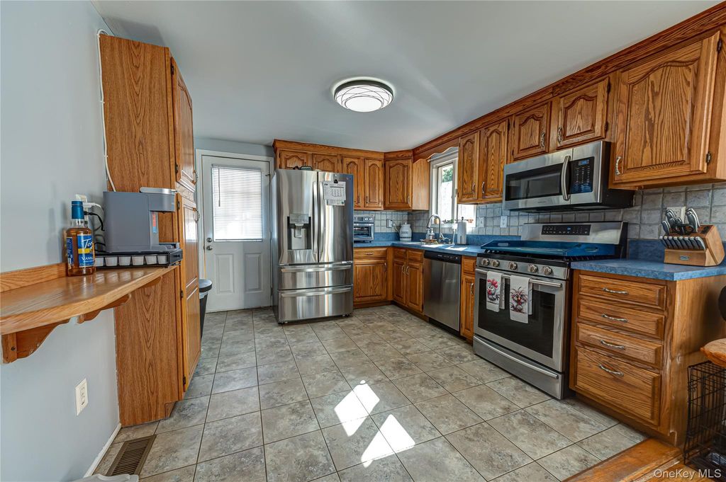 8 Forest Avenue, Medford, NY 11763 — photo 4