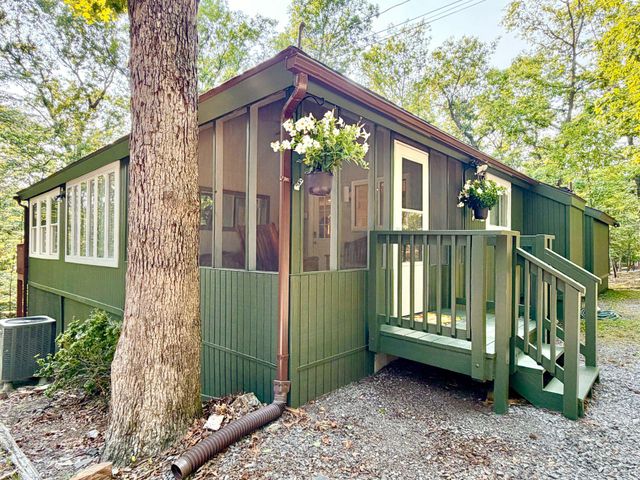 36 SNOWFLAKE LN, Hedgesville, WV 25427