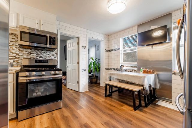 8031 S Woodlawn Avenue, Chicago, IL 60619