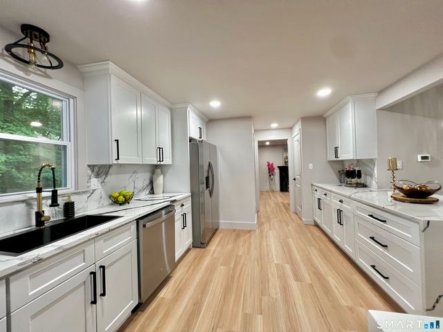 32 Forest Court North, Hamden, CT 06518