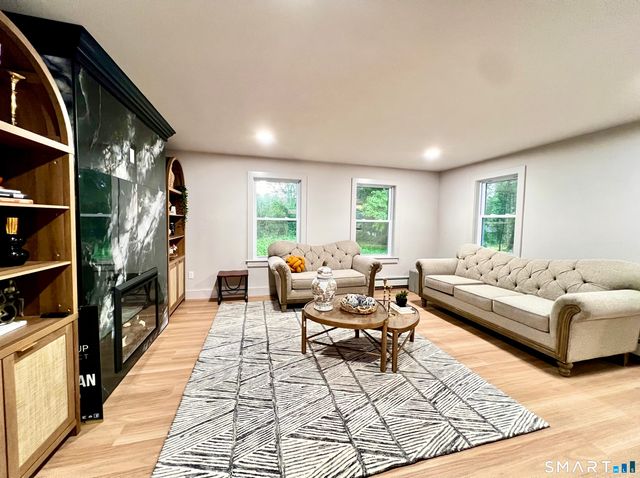 32 Forest Court North, Hamden, CT 06518