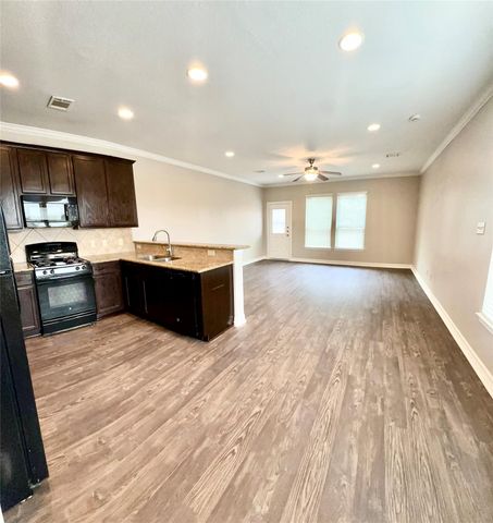 32 Woodland Hills Drive B, Conroe, TX 77303