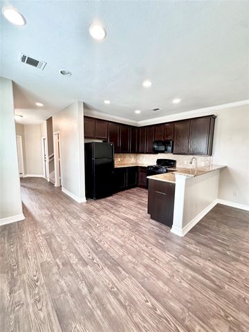 32 Woodland Hills Drive B, Conroe, TX 77303