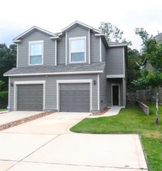 32 Woodland Hills Drive B, Conroe, TX 77303