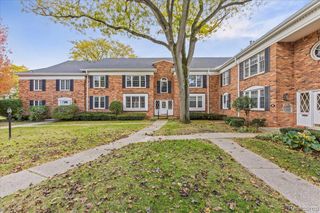 750 Trailwood Path B, Bloomfield Hills, MI 48301