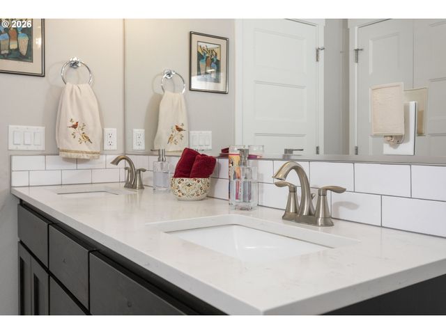 2053 N 4TH Way, Ridgefield, WA 98642