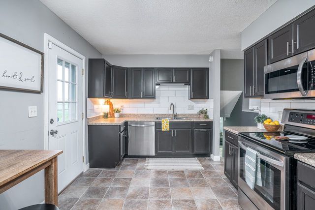 402 W Sheridan Drive, Eldridge, IA 52748