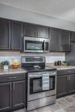 402 W Sheridan Drive, Eldridge, IA 52748