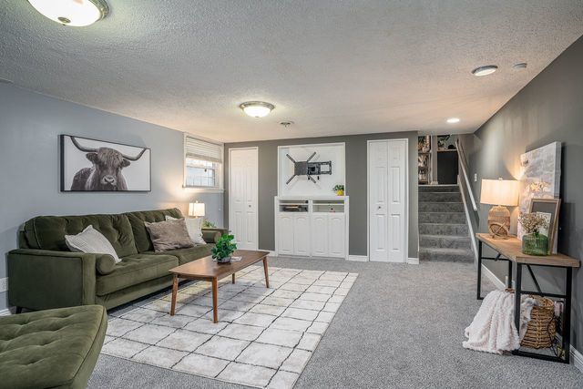 402 W Sheridan Drive, Eldridge, IA 52748