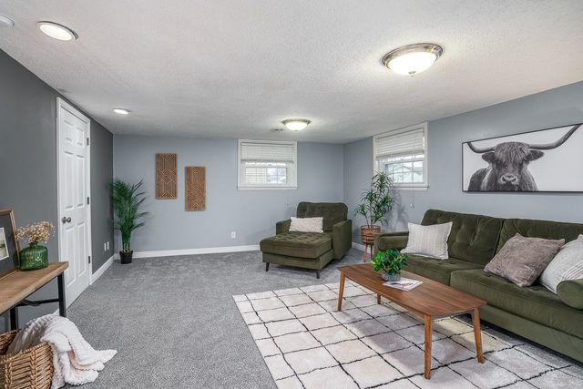 402 W Sheridan Drive, Eldridge, IA 52748