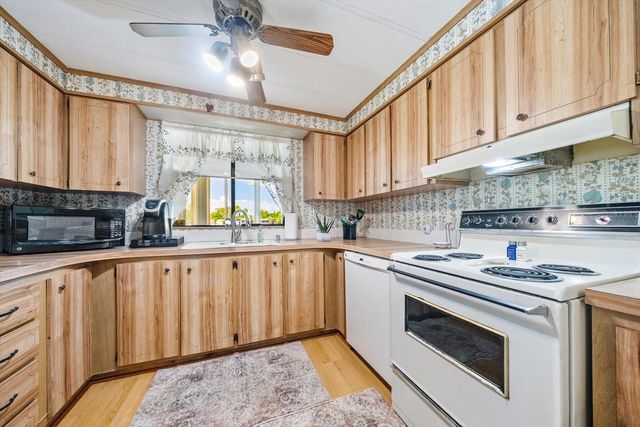 132 LAKEVIEW DRIVE 132, Palmetto, FL 34221