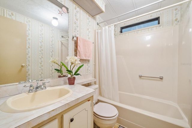 132 LAKEVIEW DRIVE 132, Palmetto, FL 34221