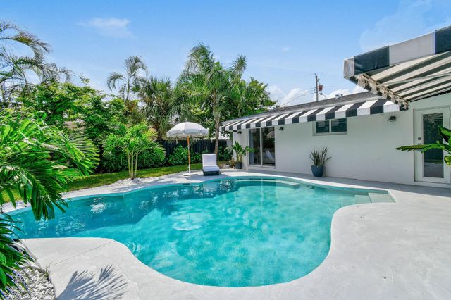 7710 W Lake Drive, Lake Clarke Shores, FL 33406