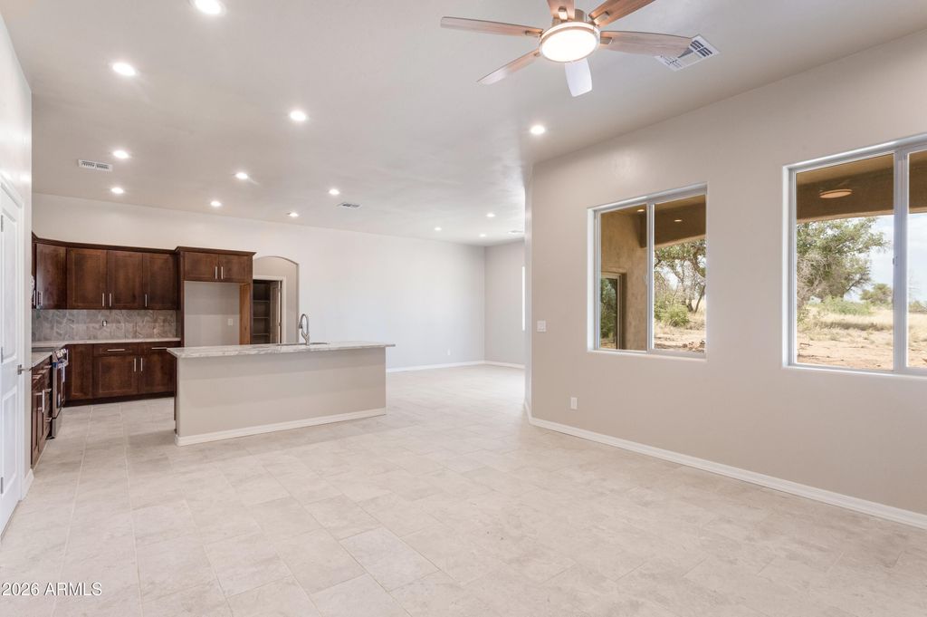 Image 6 of property listing at 5329 E HIDDEN OAK Drive, Hereford, AZ 85615