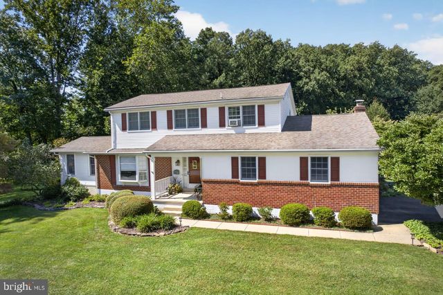 821 N COUNTRY CLUB DR, Newark, DE 19711