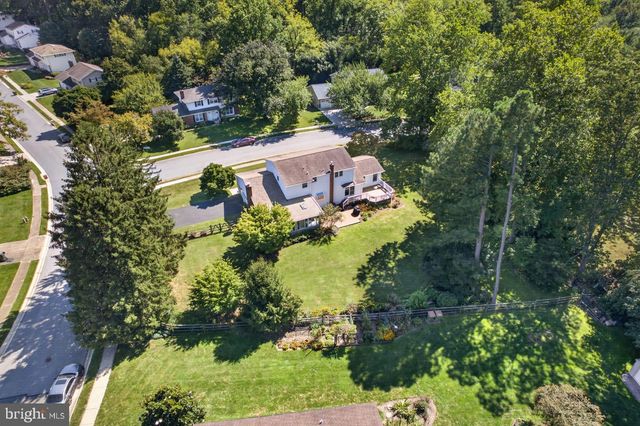 821 N COUNTRY CLUB DR, Newark, DE 19711