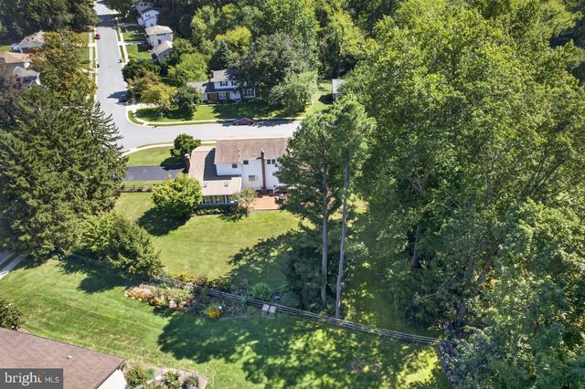 821 N COUNTRY CLUB DR, Newark, DE 19711