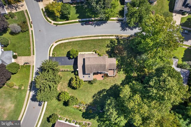 821 N COUNTRY CLUB DR, Newark, DE 19711