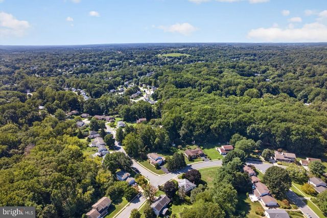 821 N COUNTRY CLUB DR, Newark, DE 19711