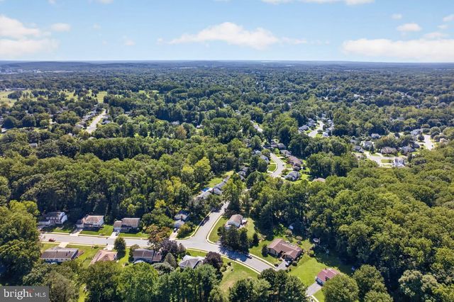821 N COUNTRY CLUB DR, Newark, DE 19711