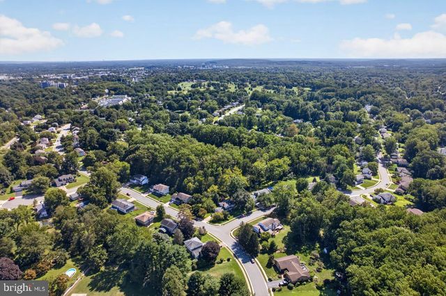 821 N COUNTRY CLUB DR, Newark, DE 19711
