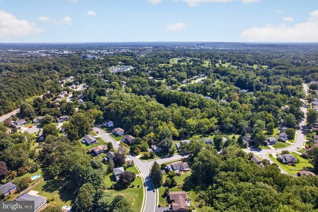 821 N COUNTRY CLUB DR, Newark, DE 19711