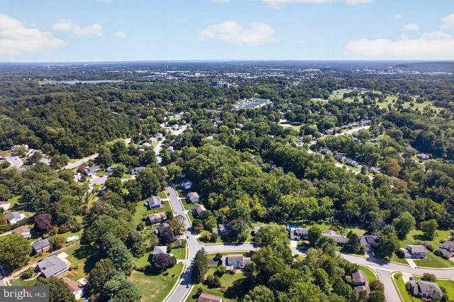 821 N COUNTRY CLUB DR, Newark, DE 19711