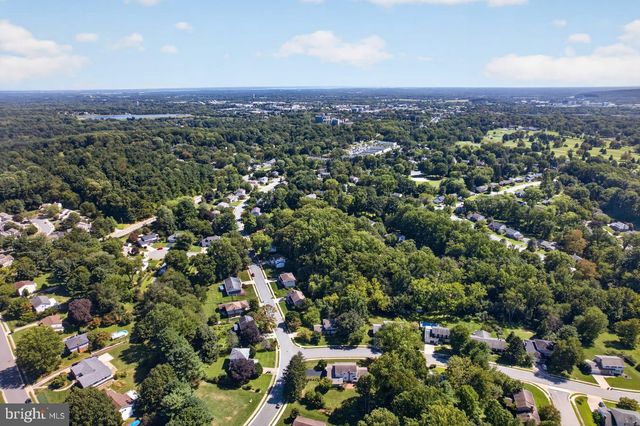 821 N COUNTRY CLUB DR, Newark, DE 19711