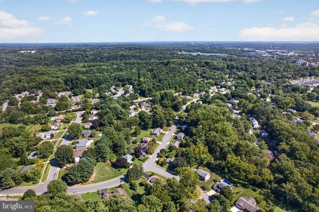 821 N COUNTRY CLUB DR, Newark, DE 19711