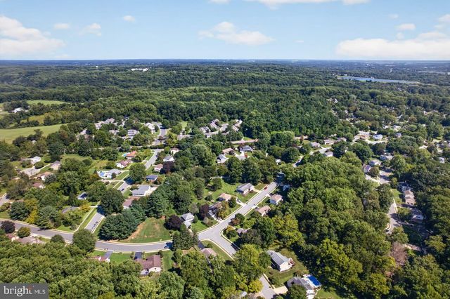821 N COUNTRY CLUB DR, Newark, DE 19711