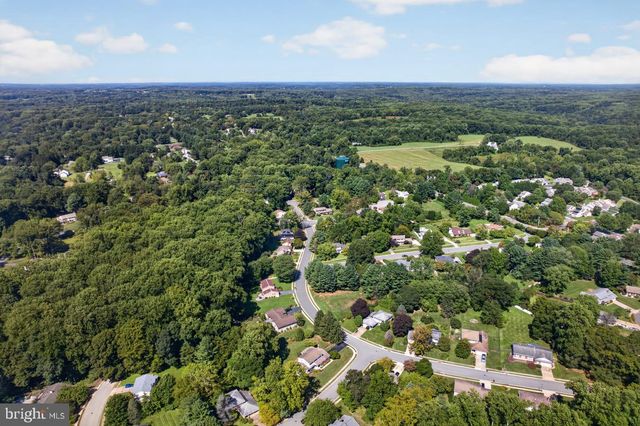 821 N COUNTRY CLUB DR, Newark, DE 19711