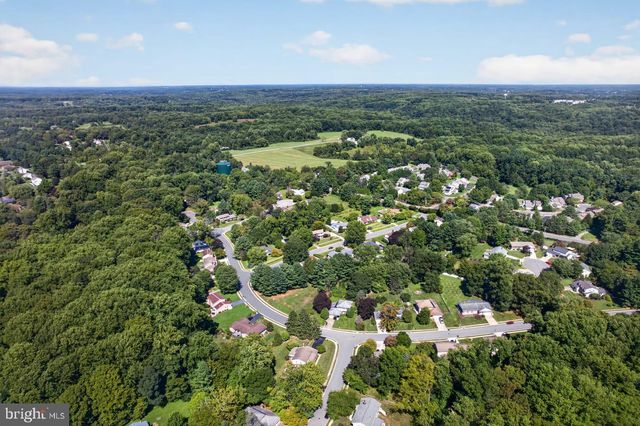 821 N COUNTRY CLUB DR, Newark, DE 19711