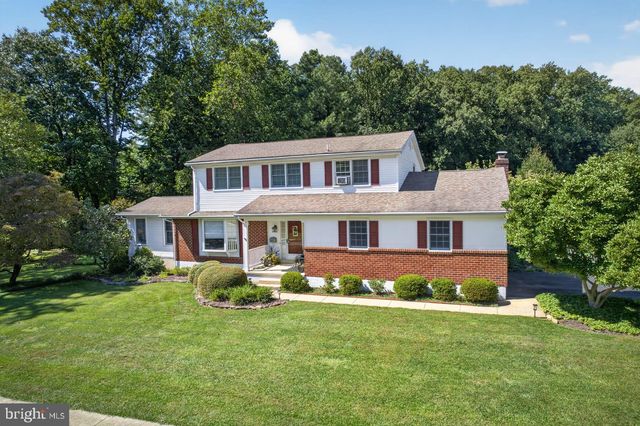 821 N COUNTRY CLUB DR, Newark, DE 19711
