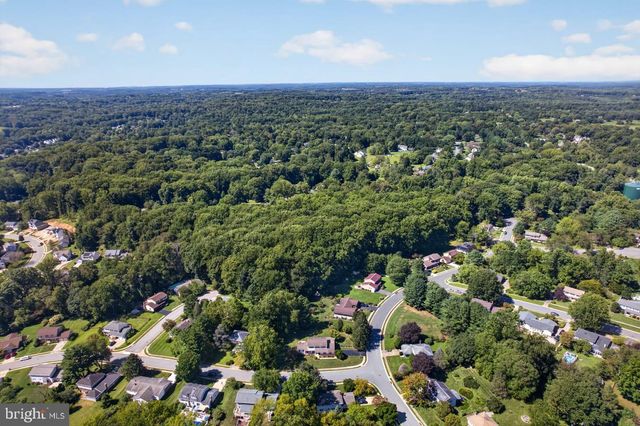 821 N COUNTRY CLUB DR, Newark, DE 19711