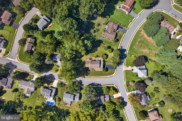 821 N COUNTRY CLUB DR, Newark, DE 19711