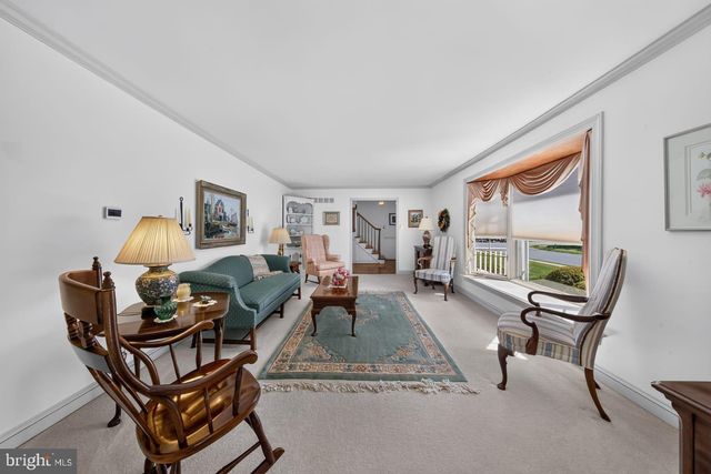 821 N COUNTRY CLUB DR, Newark, DE 19711