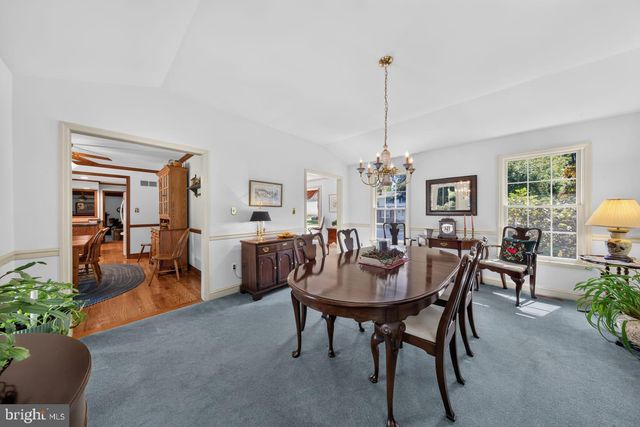 821 N COUNTRY CLUB DR, Newark, DE 19711