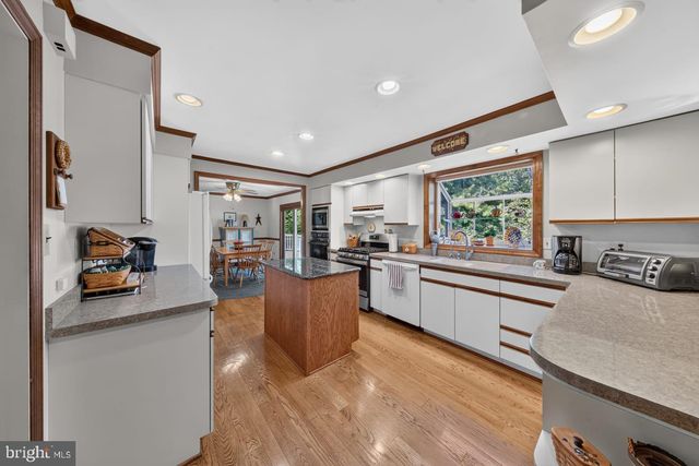 821 N COUNTRY CLUB DR, Newark, DE 19711